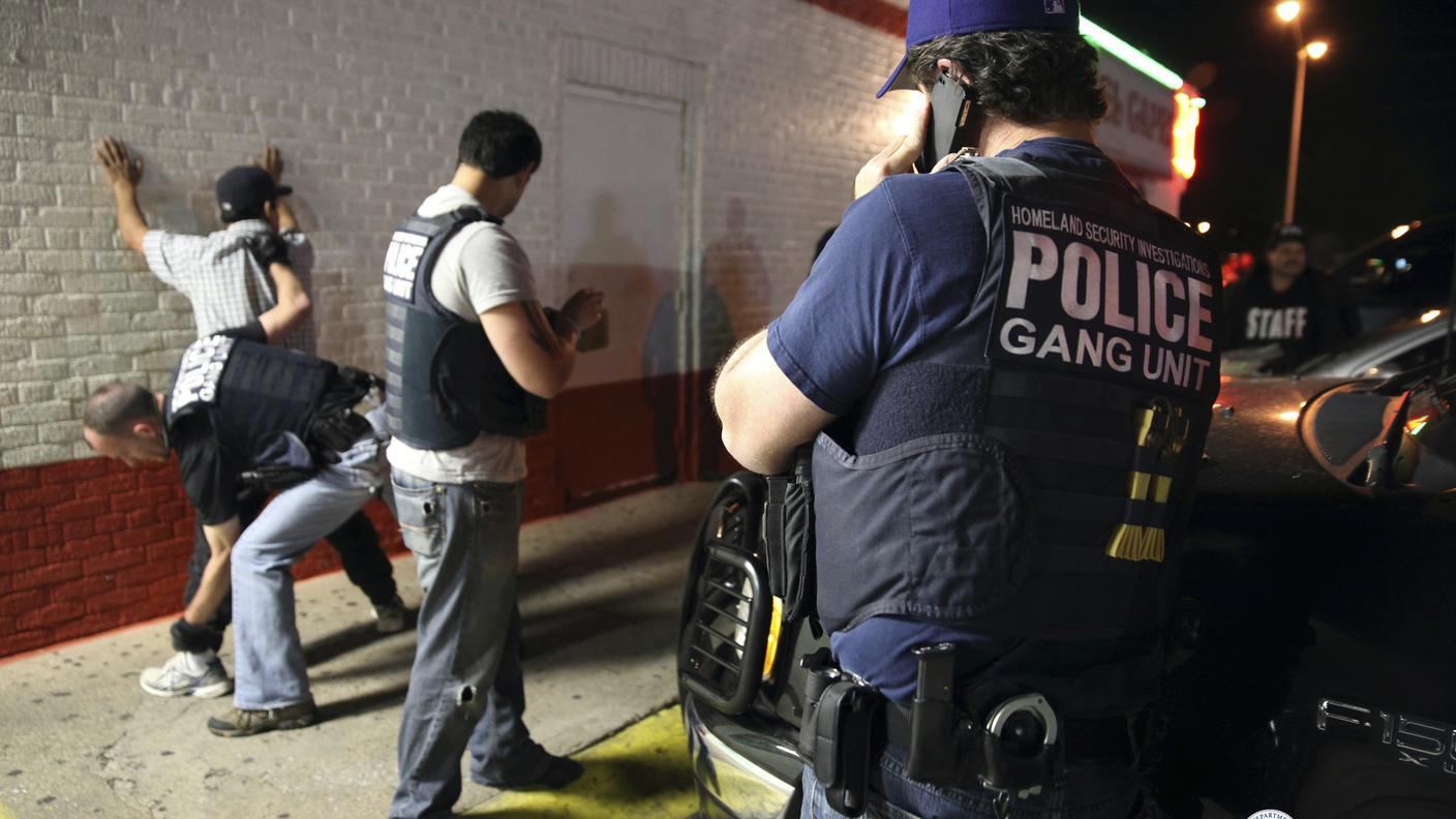 Agenti federali americani in azione a Dallas, Texas, durante la retata di giovedì