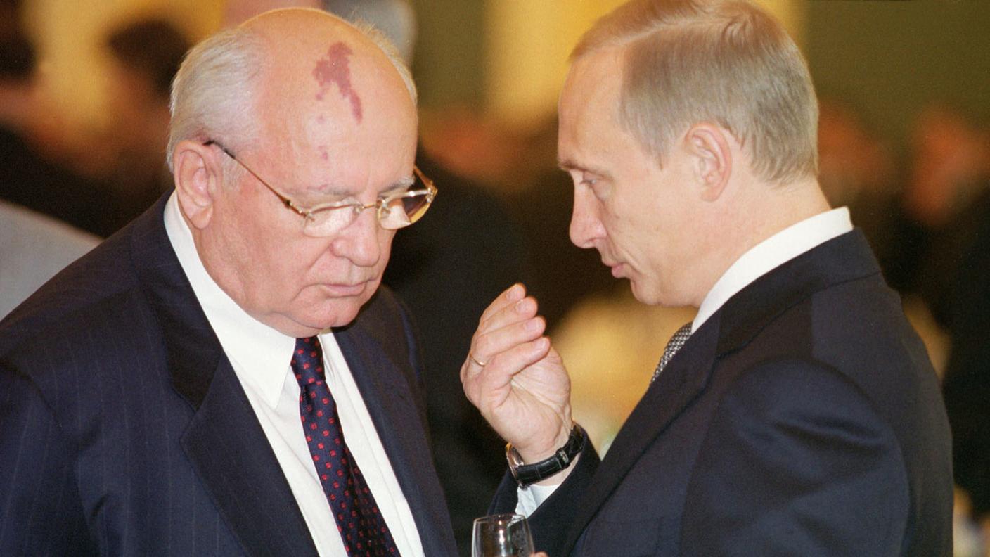 Gorbaciov e Putin, qui in un'immagine del 2002 in occasione di un ricevimento di Stato al Cremlino