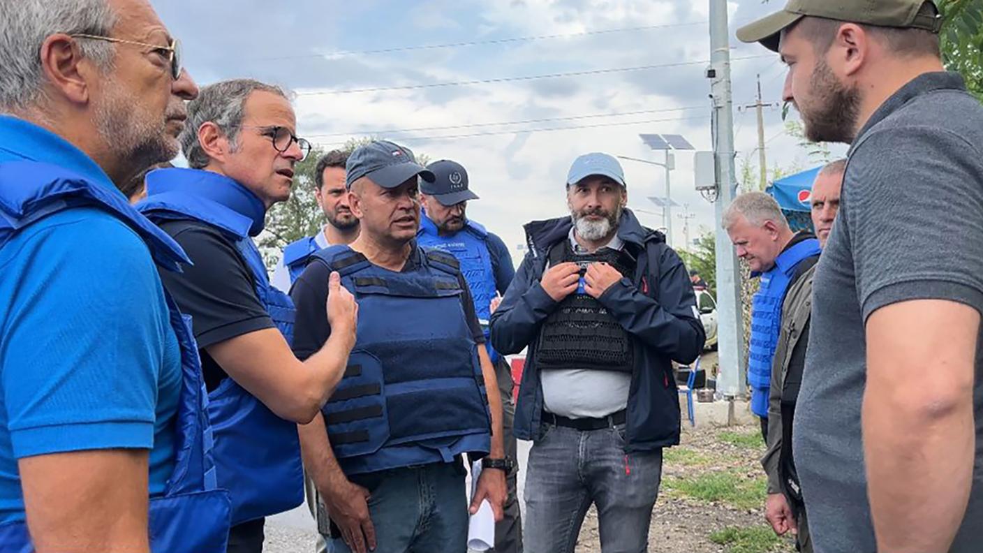 Presente anche il direttore dell'AIEA Rafael Grossi (il secondo da sinistra)