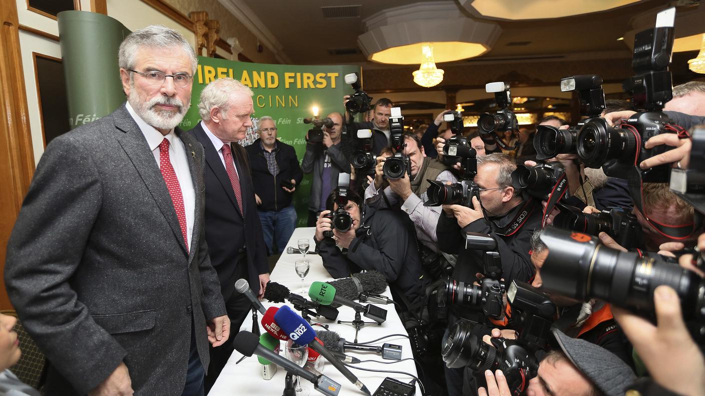 Gerry Adams alla fine della conferenza stampa tenuta dopo il suo rilascio