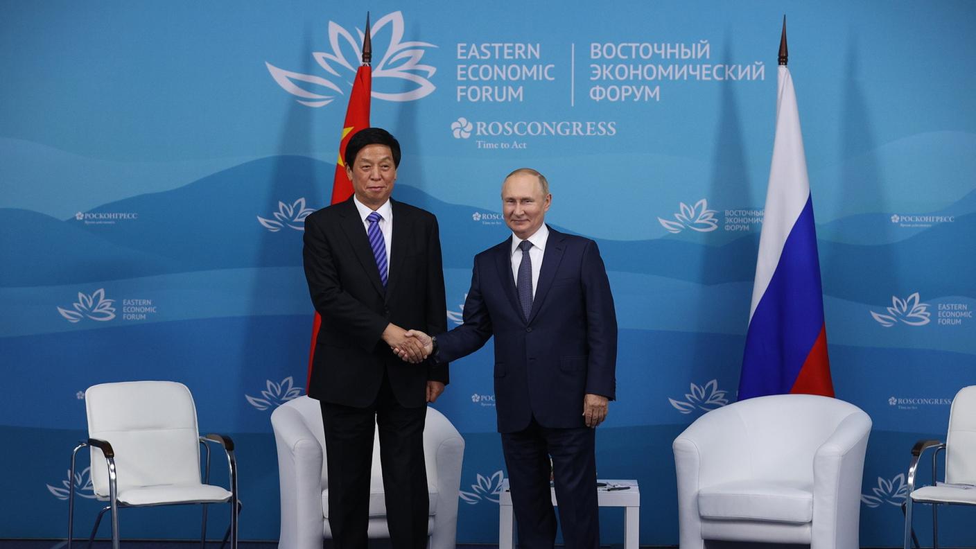 Il Presidente del comitato permanente del Congresso nazionale del popolo della Cina,  Li Zhanshu, e il presidente russo Vladimir Putin