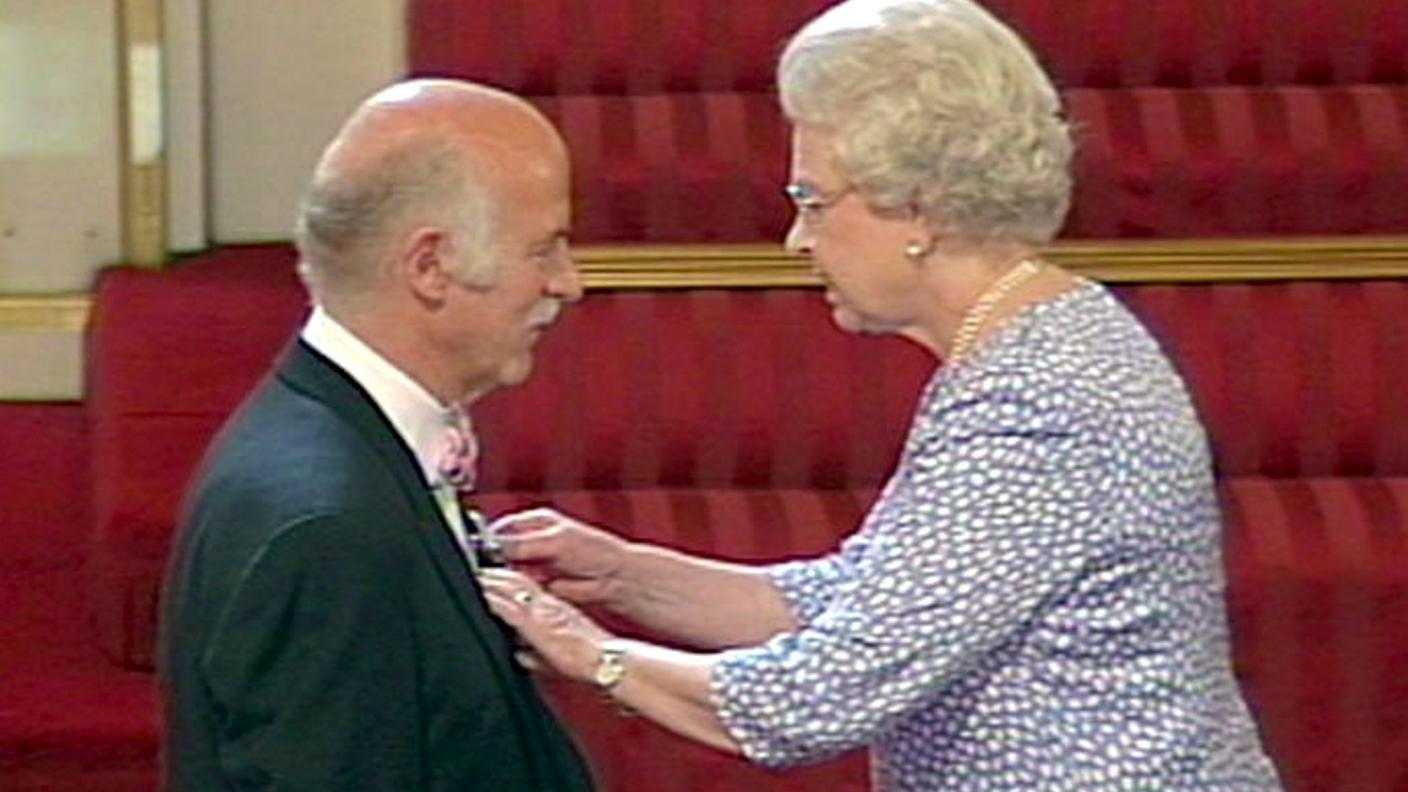 Nel 2004, quando ricevette dalla regina l'Ordine dell'impero britannico