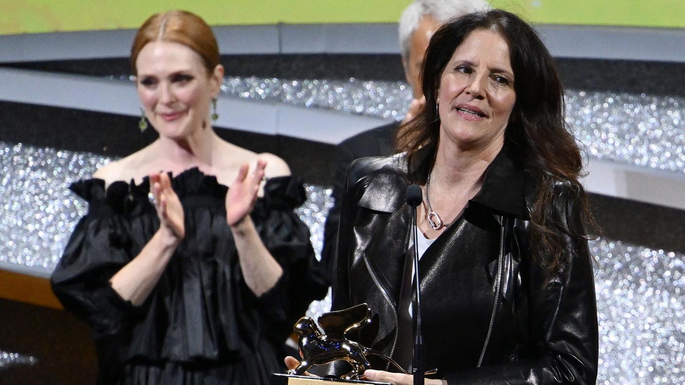 Laura Poitras stringe il Leone d'oro, a sinistra Julianne Moore (che ha presieduto la giuria)