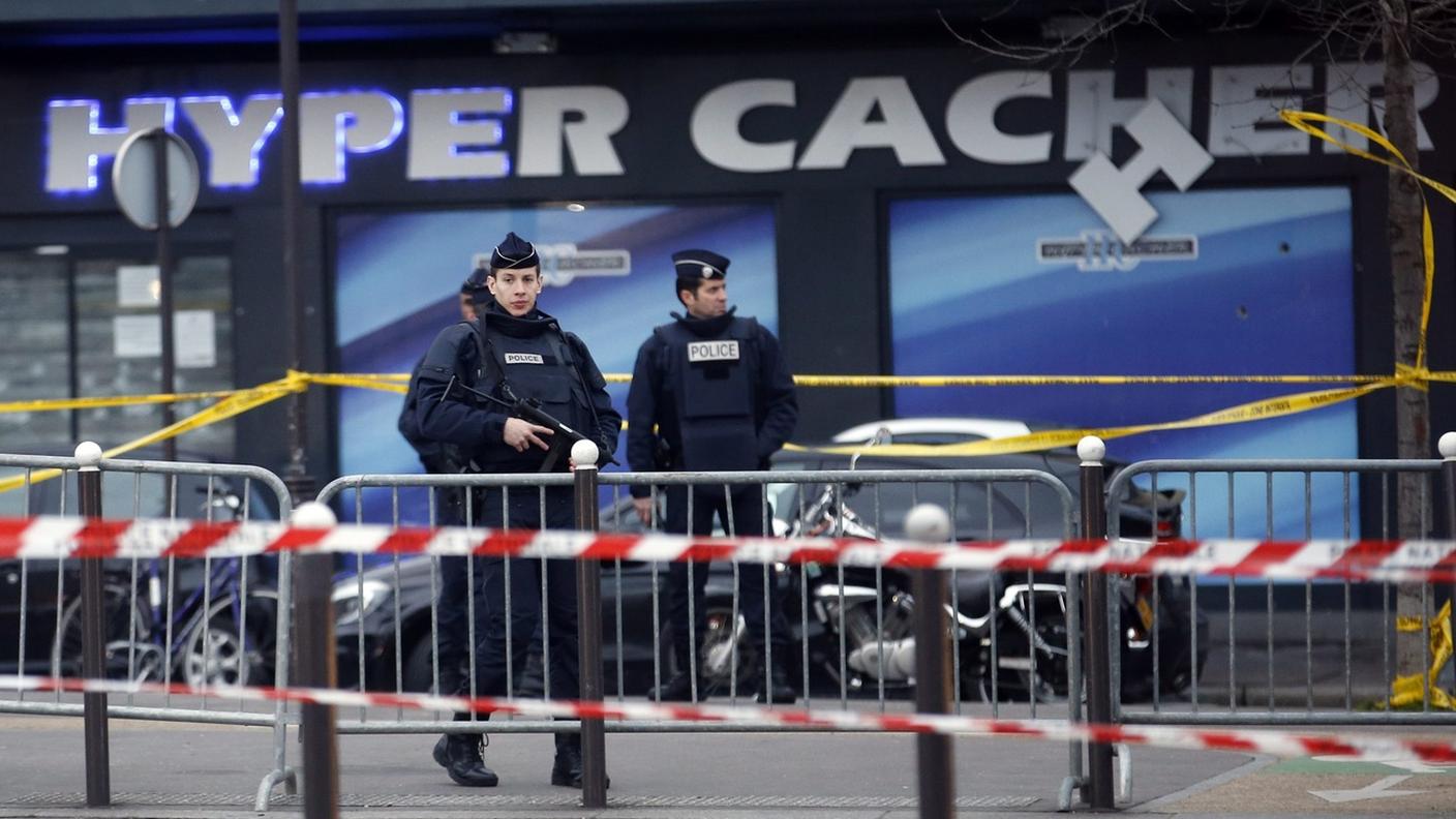 Parigi: la polizia davanti all'Hyper chacher, nel 2015