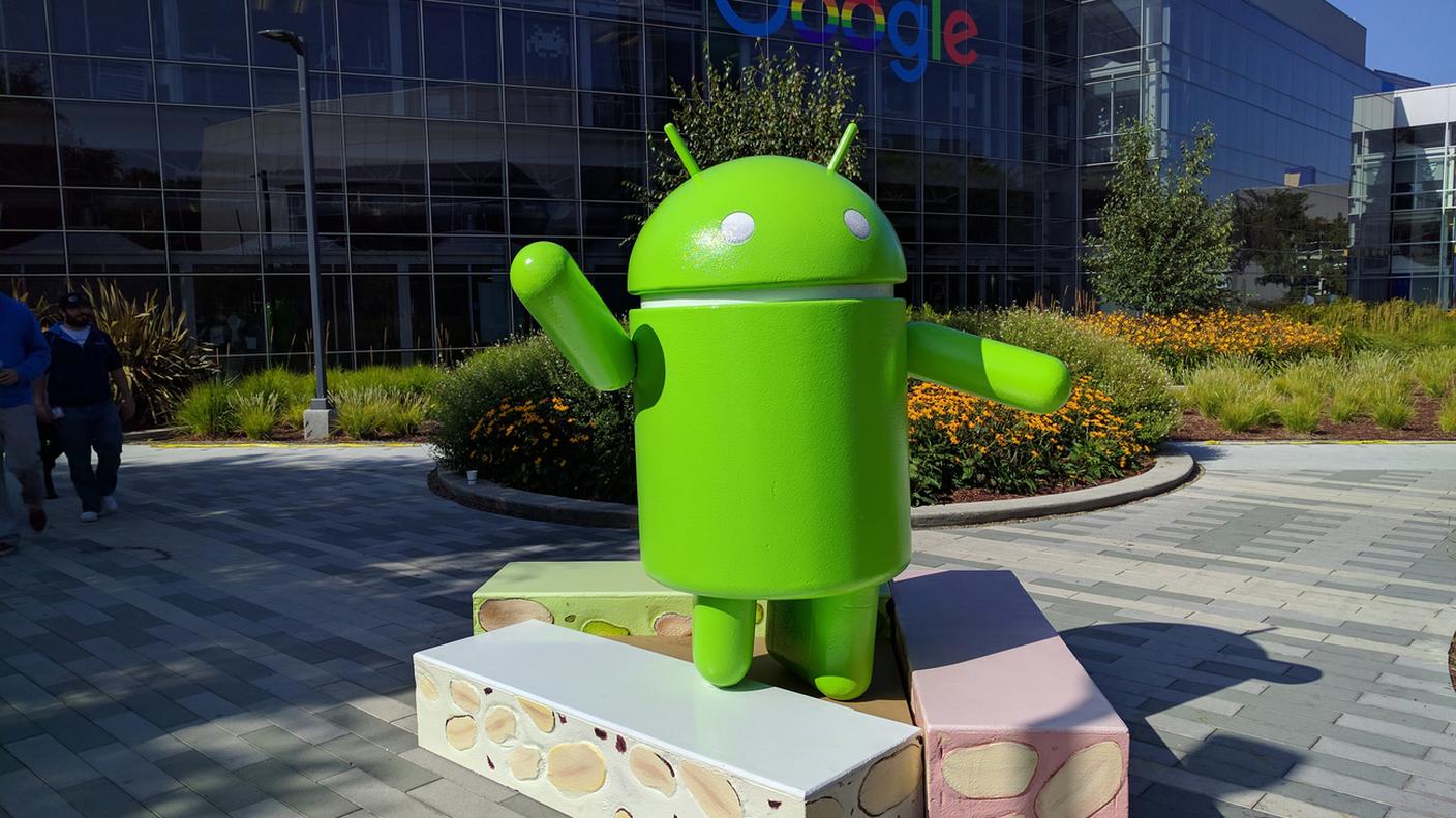 Tre le restrizioni emerse: l'imporre ai produttori di telefonini di pre-installare le applicazioni di ricerca (Google Search) e di navigazione (Chrome), il tutto per avere la licenza operativa del suo portale di vendita (Play Store)