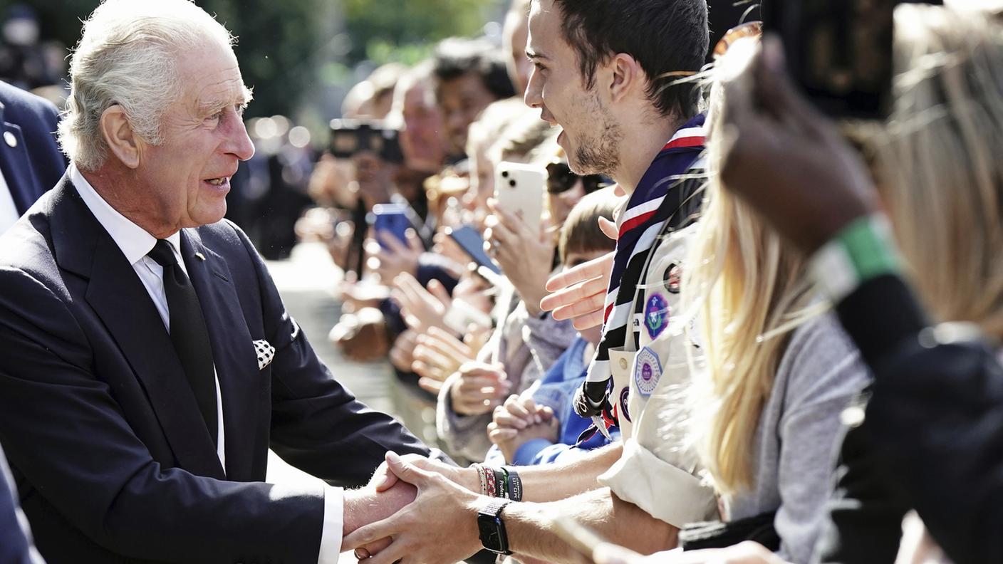 Il Re Carlo III incontra la folla