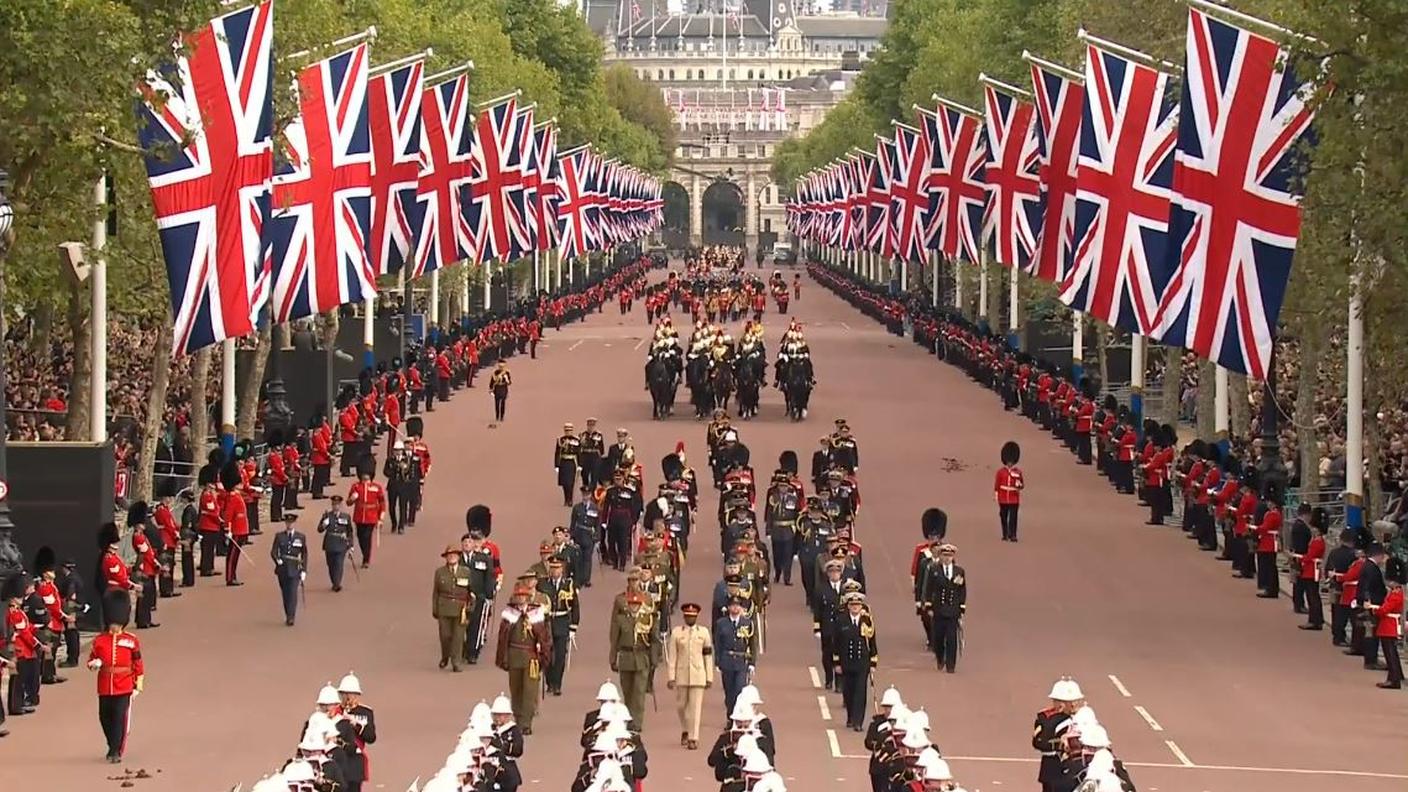 Il feretro della regina avanza nelle strade del centro di Londra tra due ali di folla