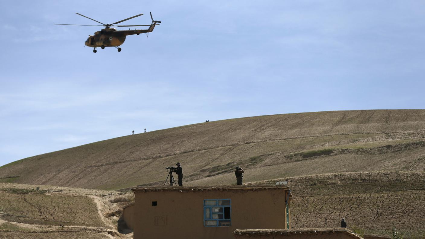 Soldati vigilano sugli spostamenti di Karzai
