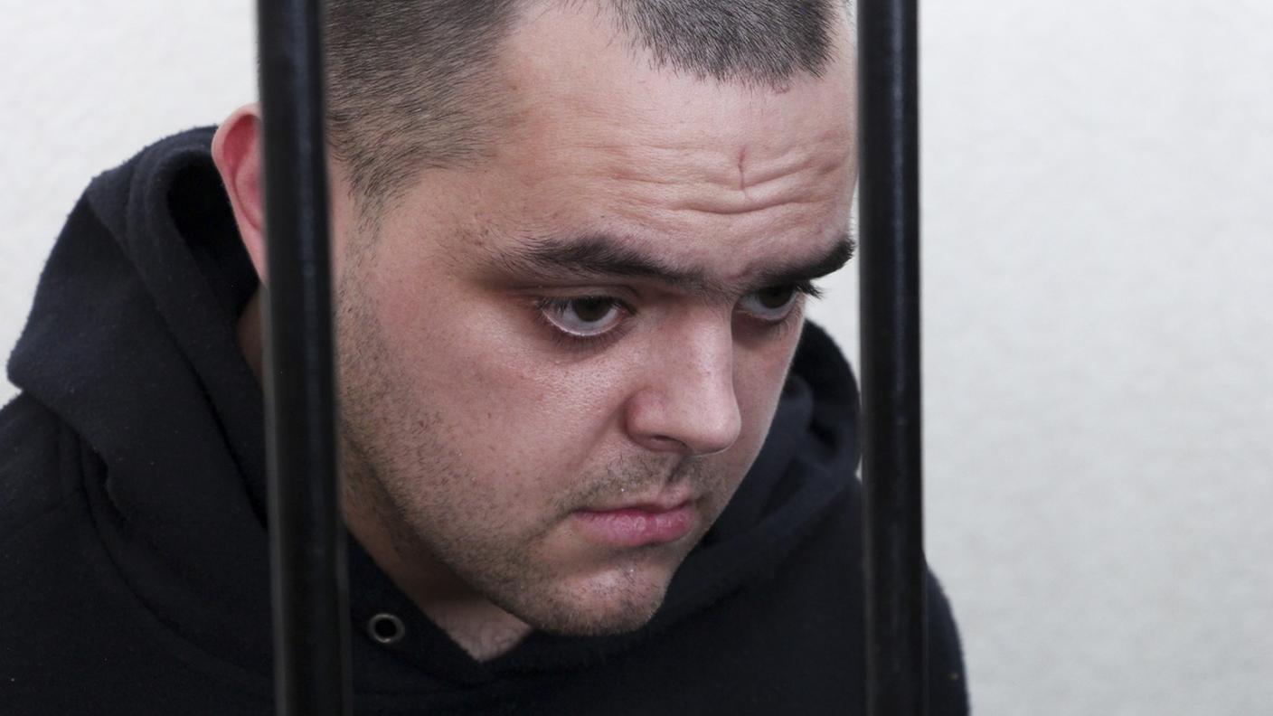 Il cittadino britannico Aiden Aslin mentre si trovava in Ucraina dietro le sbarre di un'aula di tirbunale a Donetsk