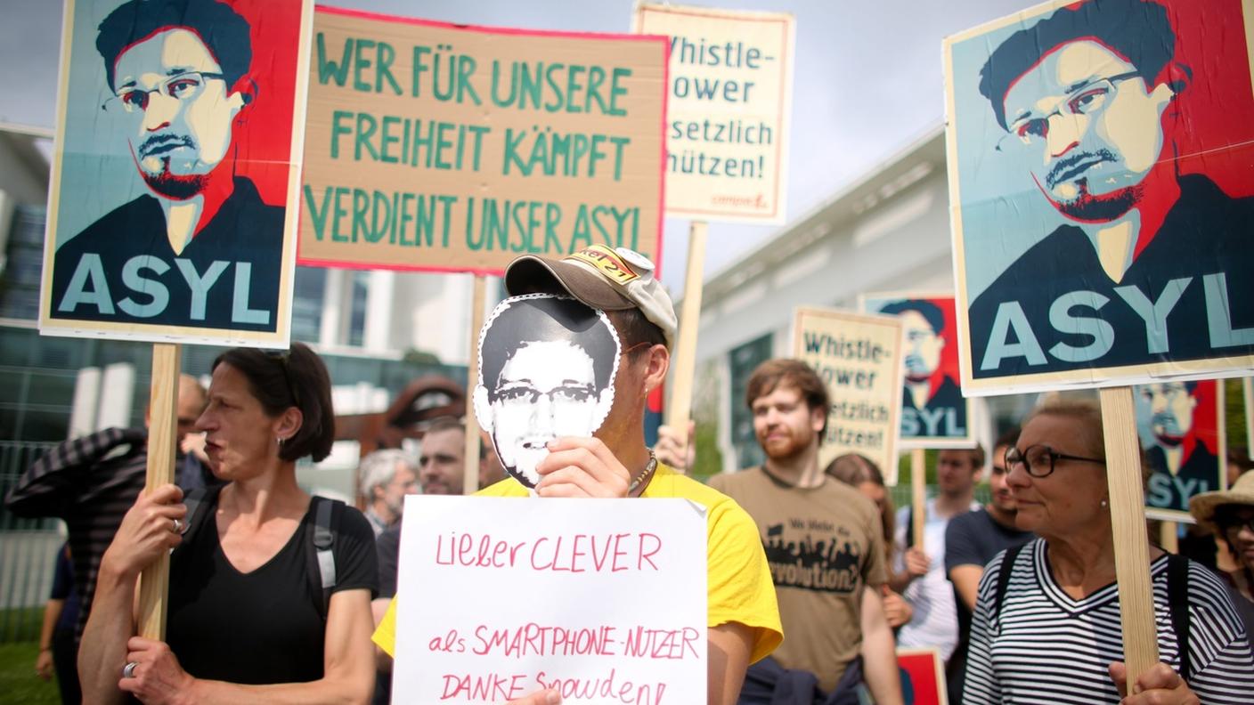 Attivisti manifestano in favore di Edward Snowden a Berlino