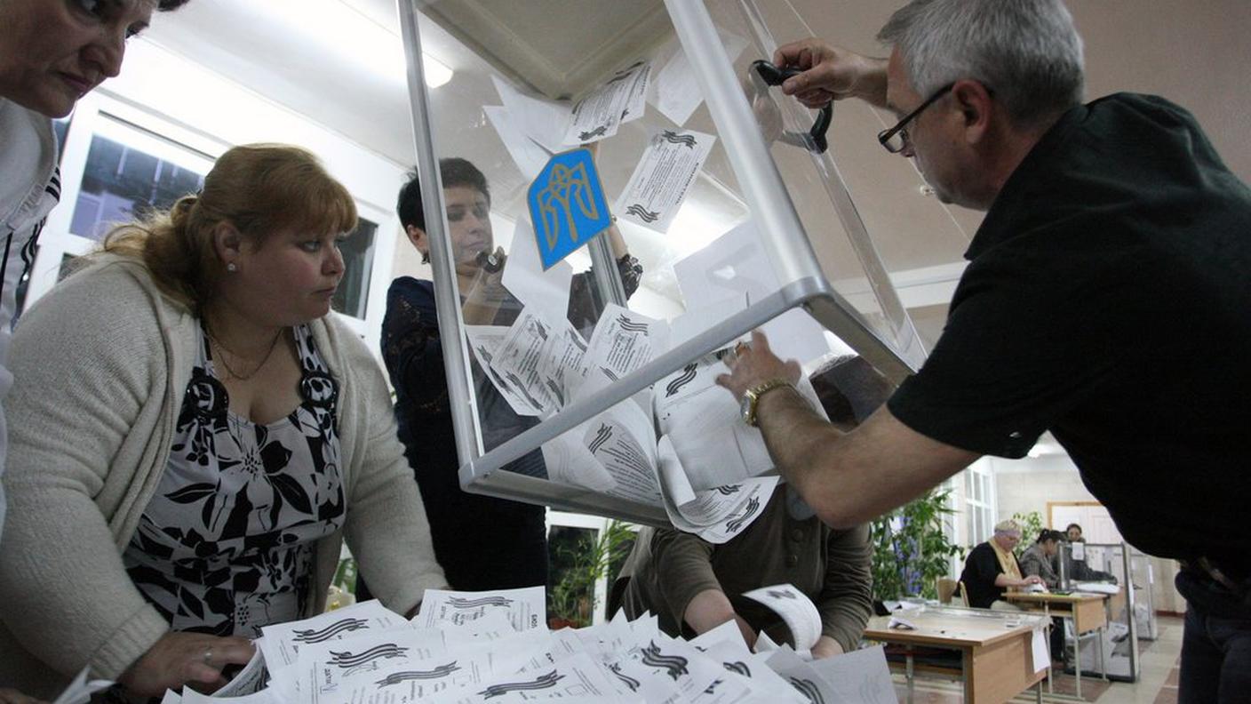 Un seggio elettorale di Lugansk