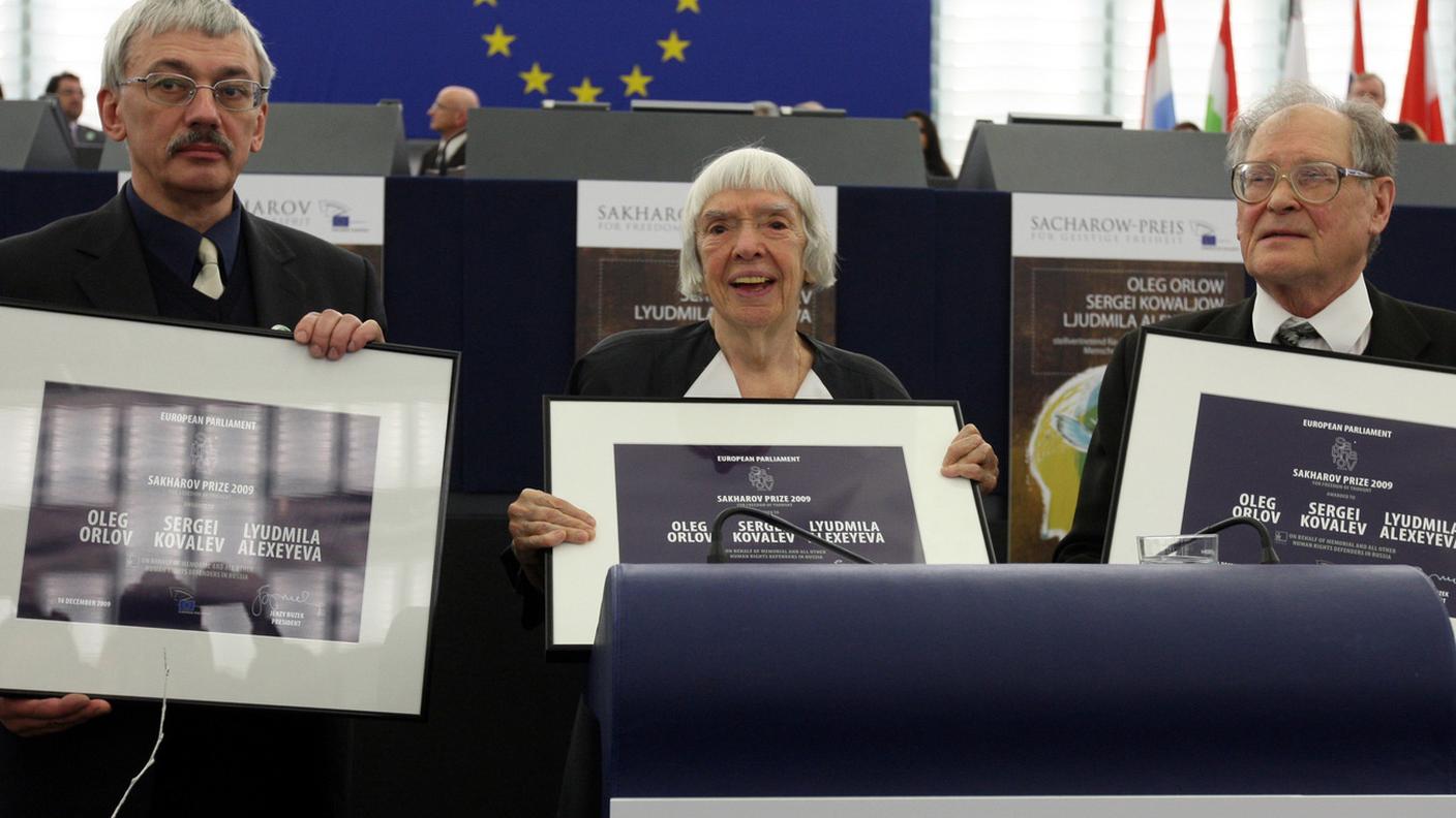 Oleg Orlov, Sergei Kovalev e Liudmilla Alexeeva, tre esponenti di Memorial con il premio Sakharov nel 2009