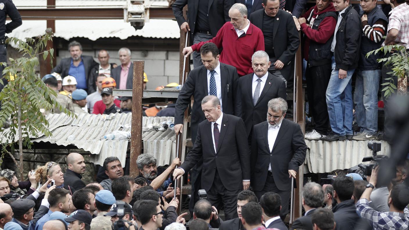 Il premier Erdogan visita il luogo del disastro