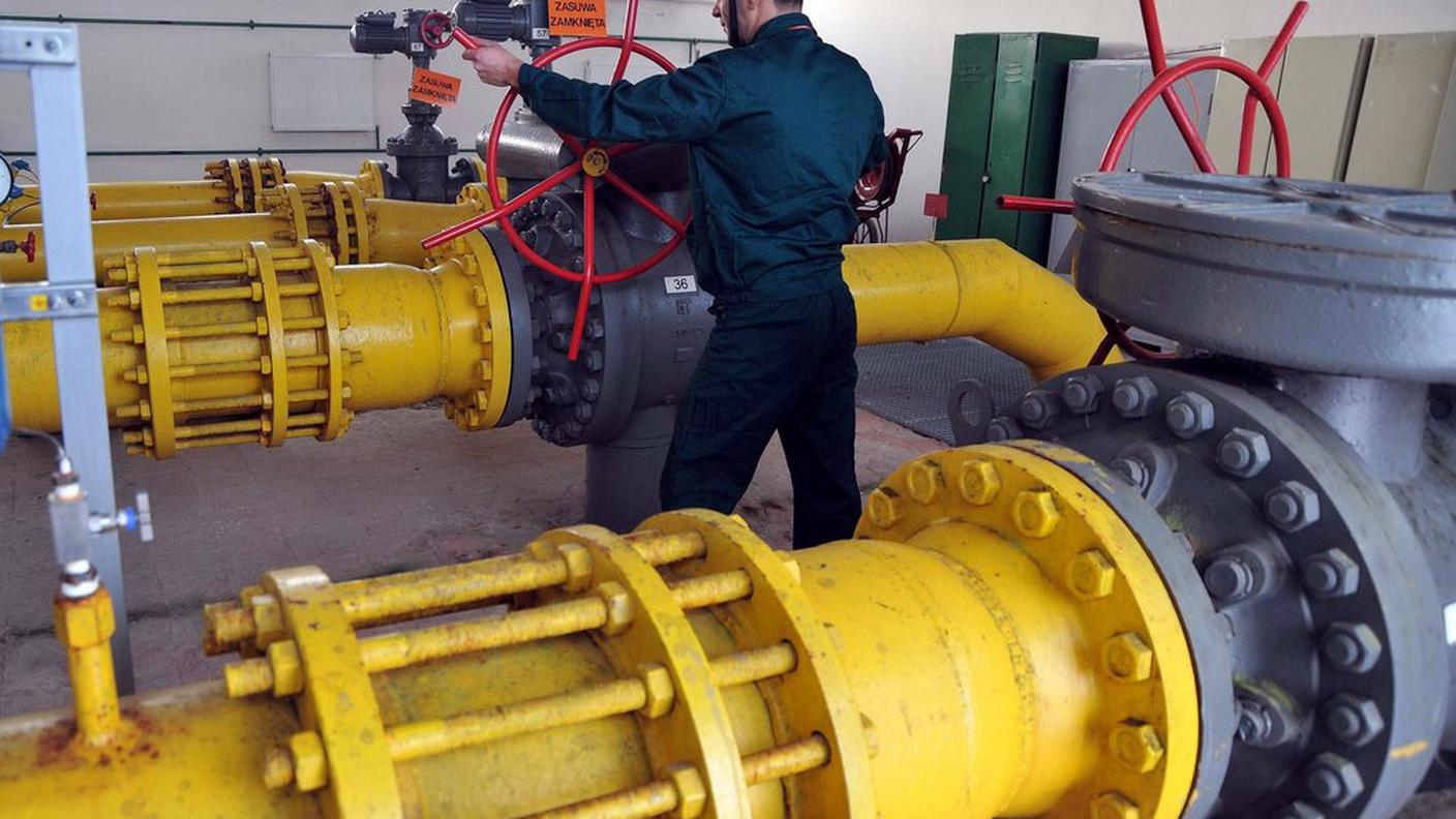 Un tecnico al lavoro sulle condutture di gas che attraversano l'Ucraina