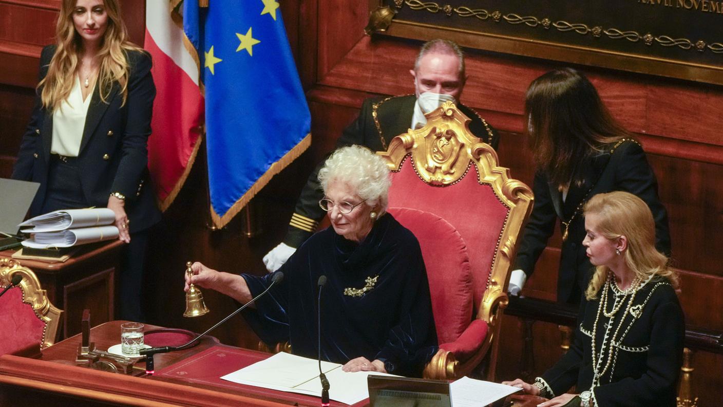 Occhi puntati sul Senato, dove a dirigere i lavori è Liliana Segre, superstite dell’Olocausto a cui toccherà verosimilmente la nomina di un presidente erede del Movimento sociale italiano