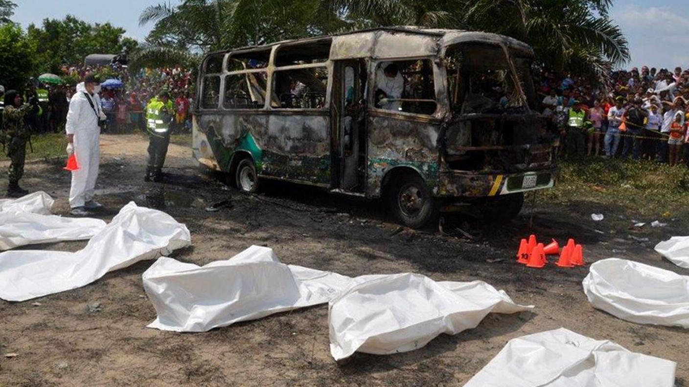 Il bus carbonizzato, con a fianco i cadaveri di alcuni dei suoi occupanti
