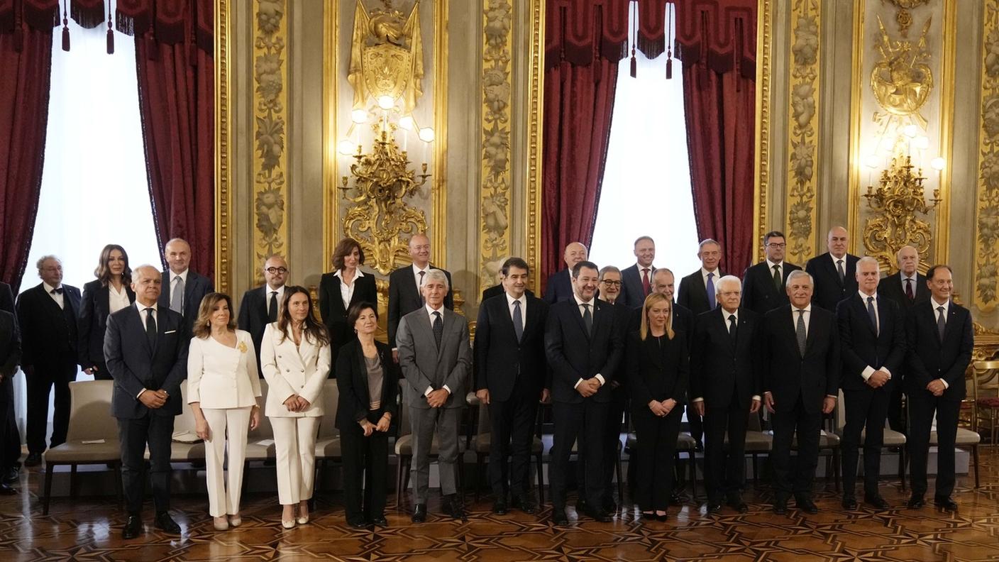 Foto di gruppo per la premier con i suoi ministri