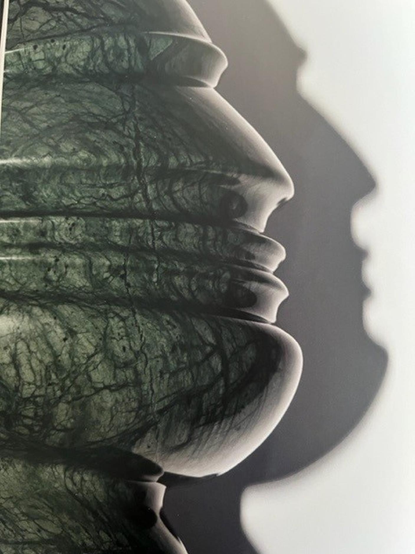 Un dettaglio di un busto stilizzato del Duce