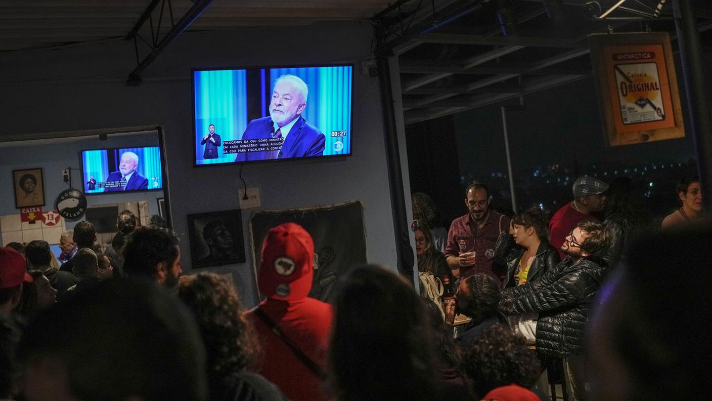 Migliaia di brasiliani hanno seguito il dibattito tra Lula e Bolsonaro in tv
