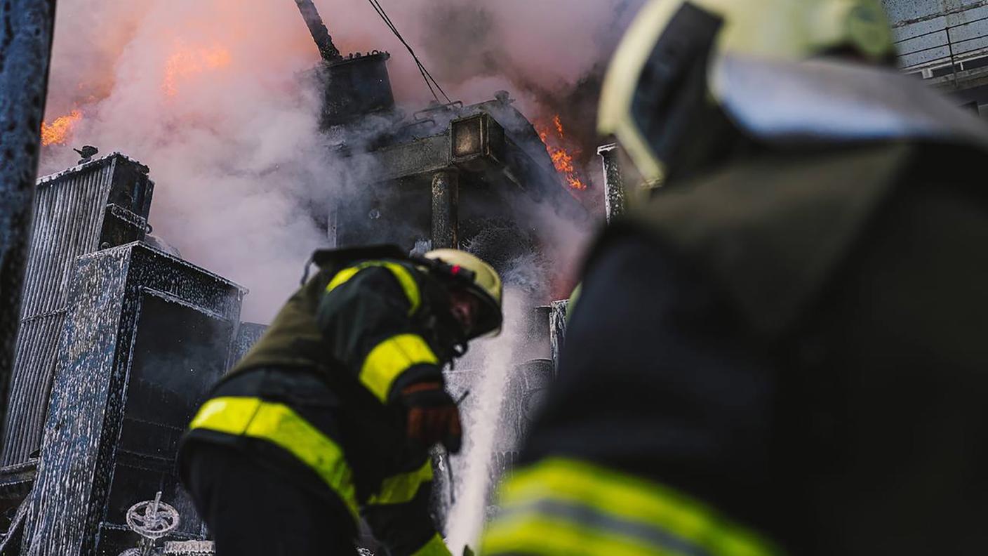 Pompieri ucraini intervenuti a Kiev per spegnere un incendio causato dagli ordigni russi