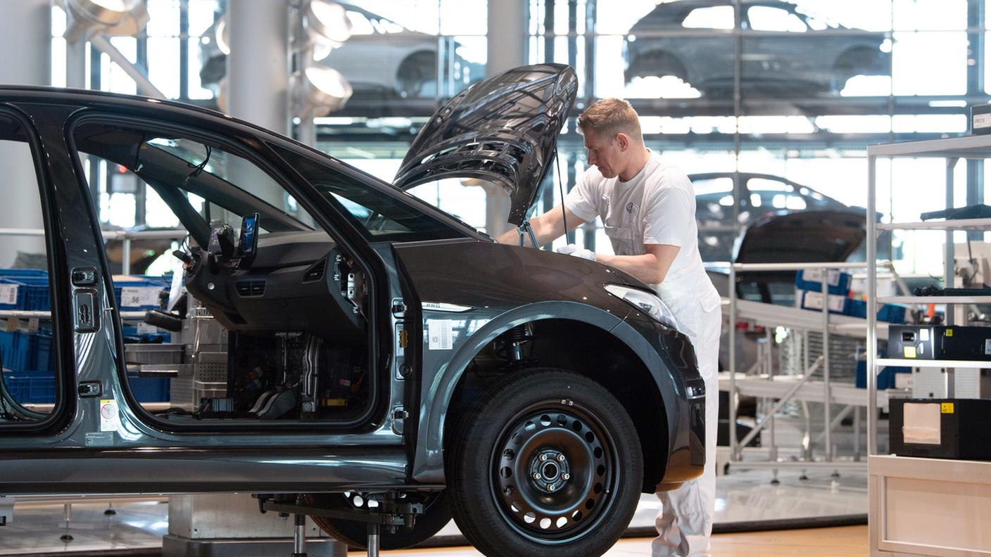 Un operaio Volkswagen al lavoro nella sede di Dresda