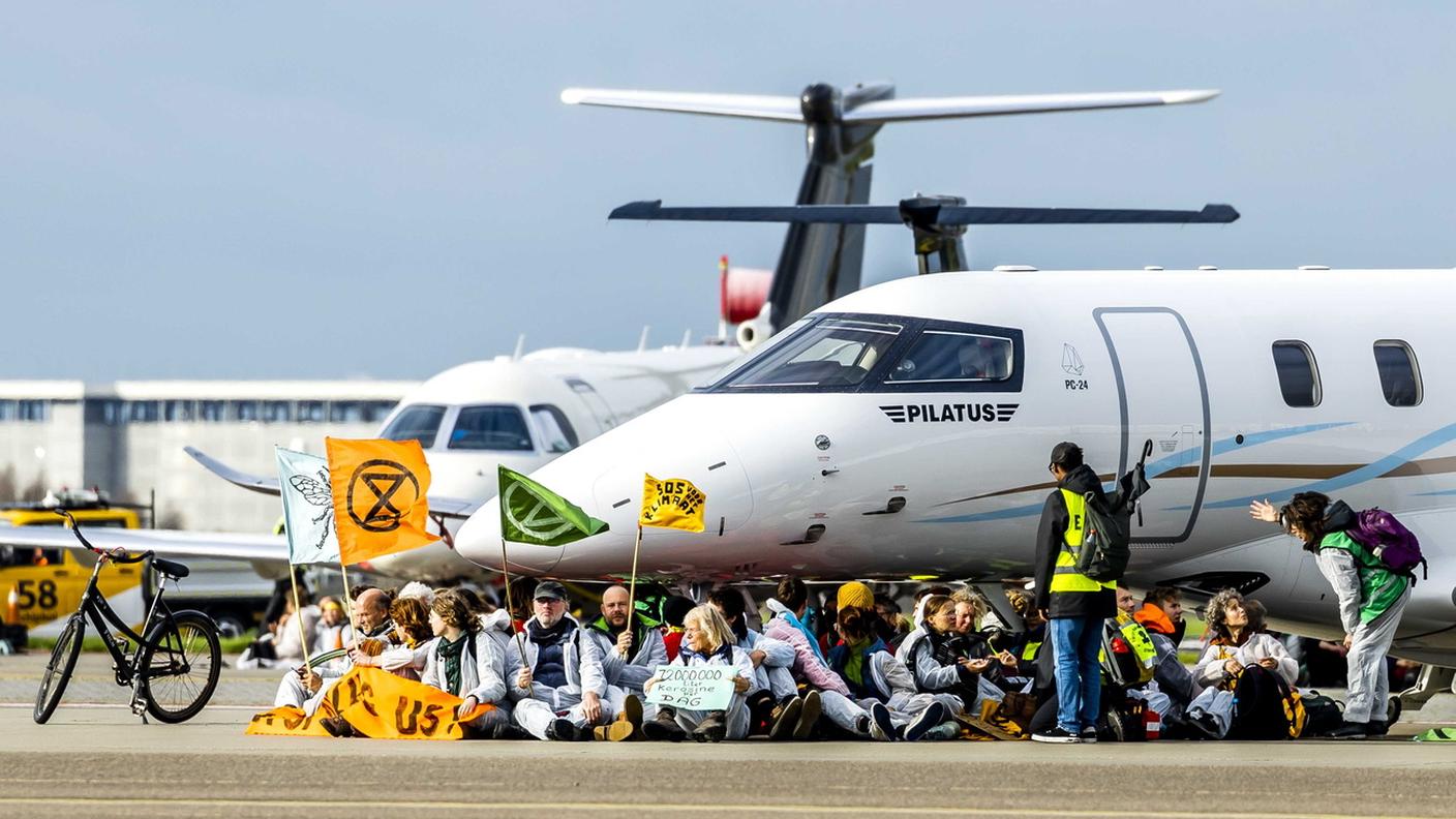 Diverse persone sono state fermate dalla polizia militare che sorveglia l'aeroporto