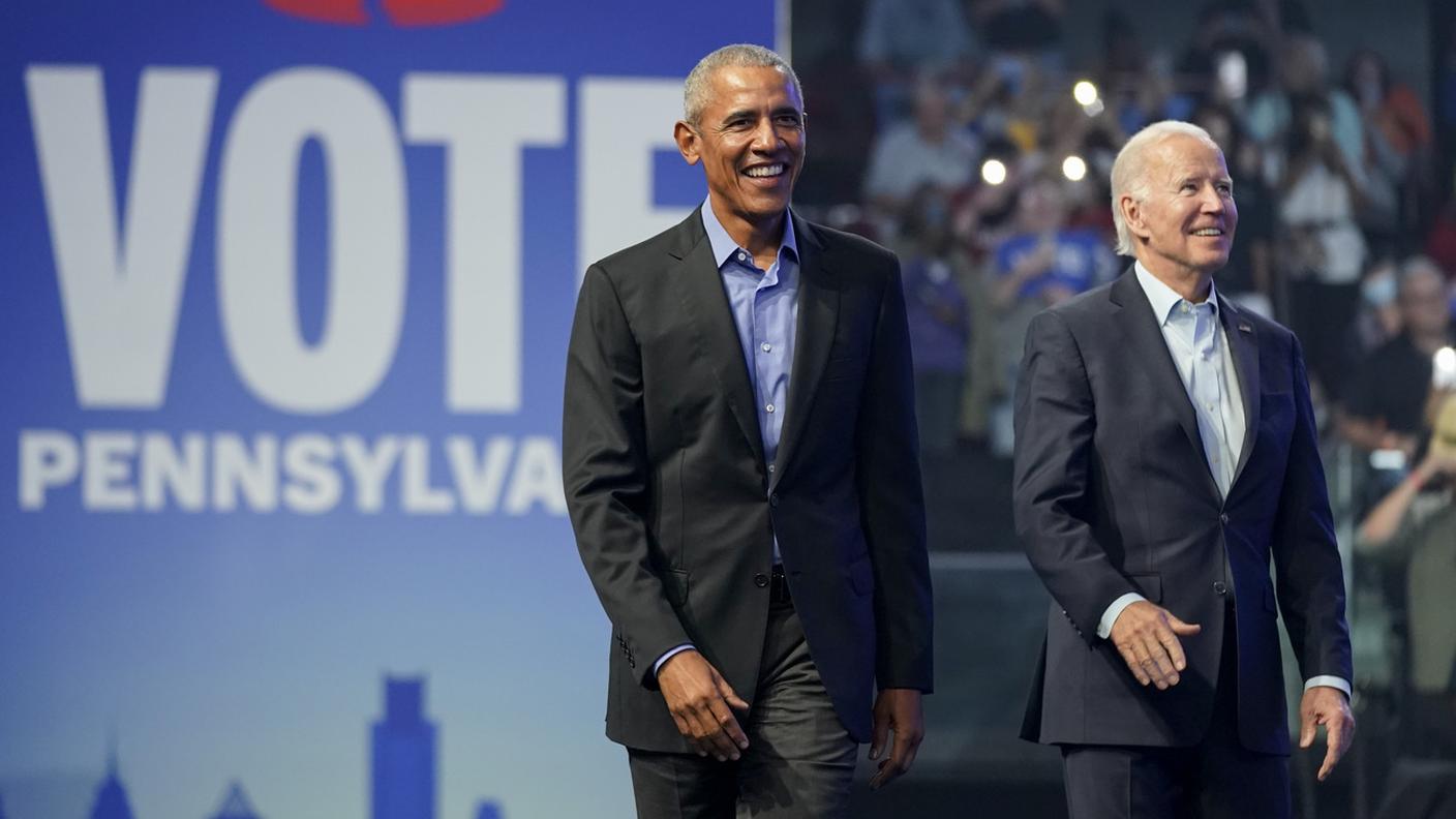 L'ex presidente Barack Obama accompagna l'attuale presidente Joe Biden