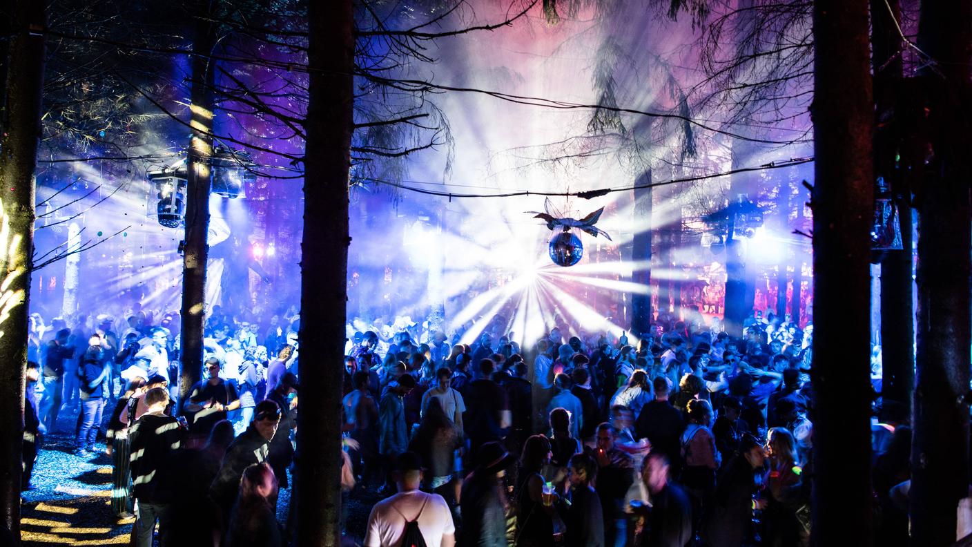 Una rave party in un bosco in Germania