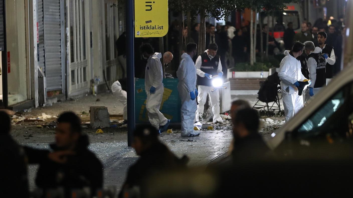 Specialisti esaminano il luogo dello scoppio della bomba