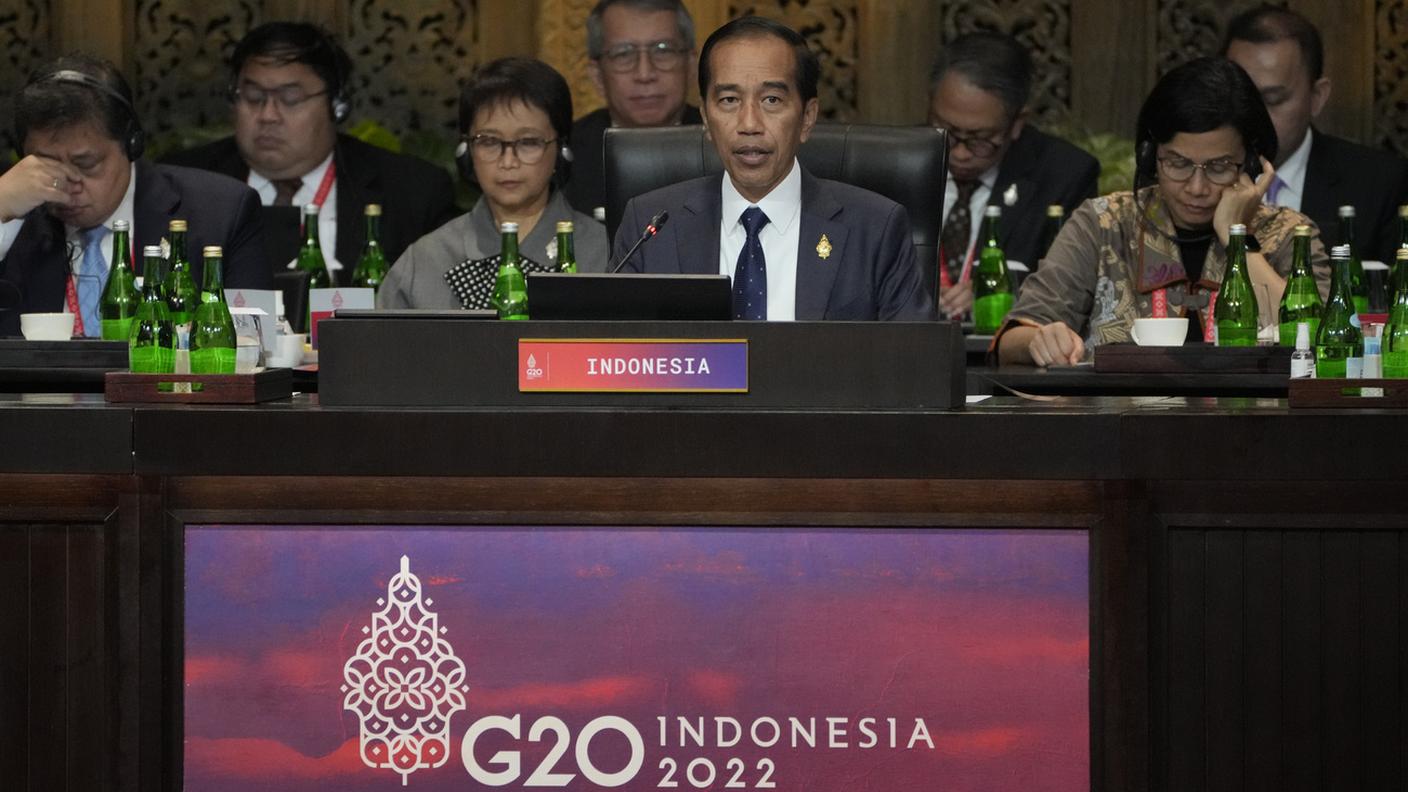 Il presidente indonesiano Joko Widodo apre i lavori del summit del G20 a Bali martedì