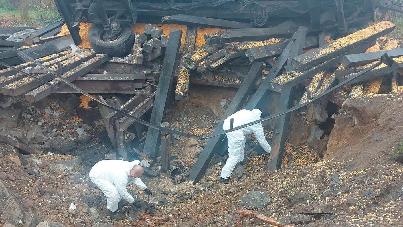 Gli inquirenti all'opera nel cratere formato dall'esplosione a Przewodow