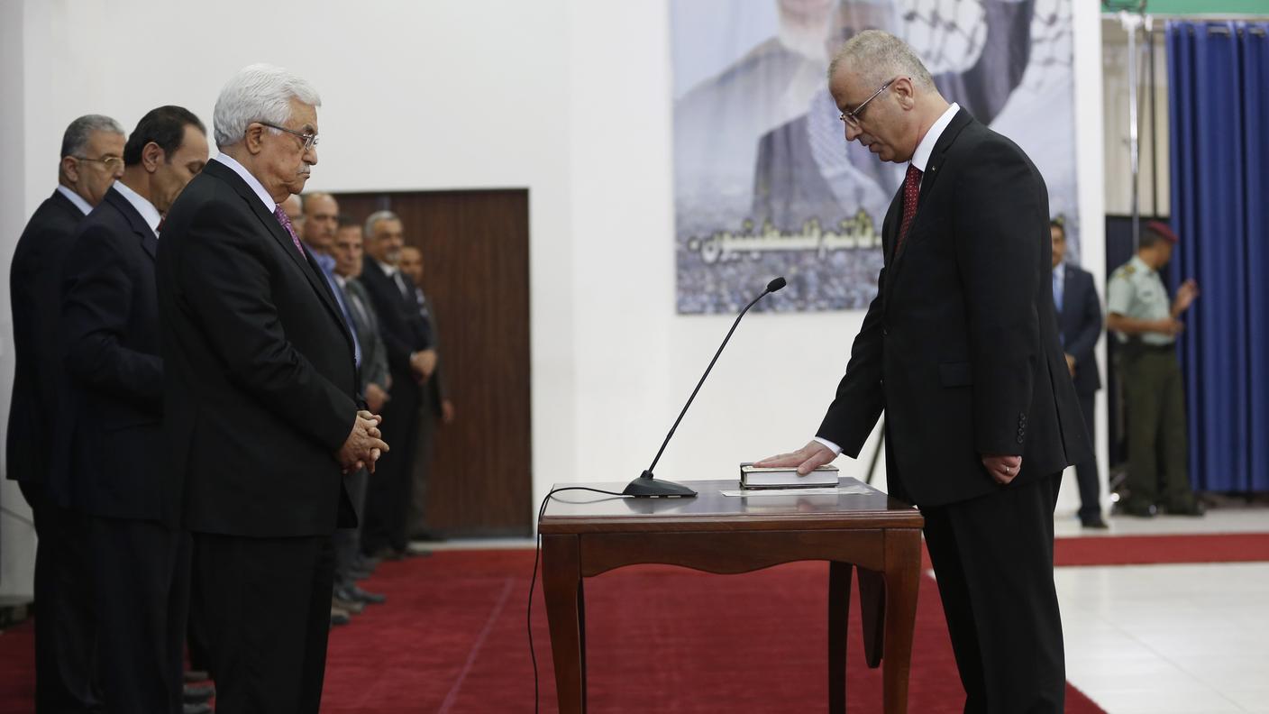 Il nuovo primo ministro Rami Hamdallah (d) presta giuramento davanti a Mahmoud Abbas (s)