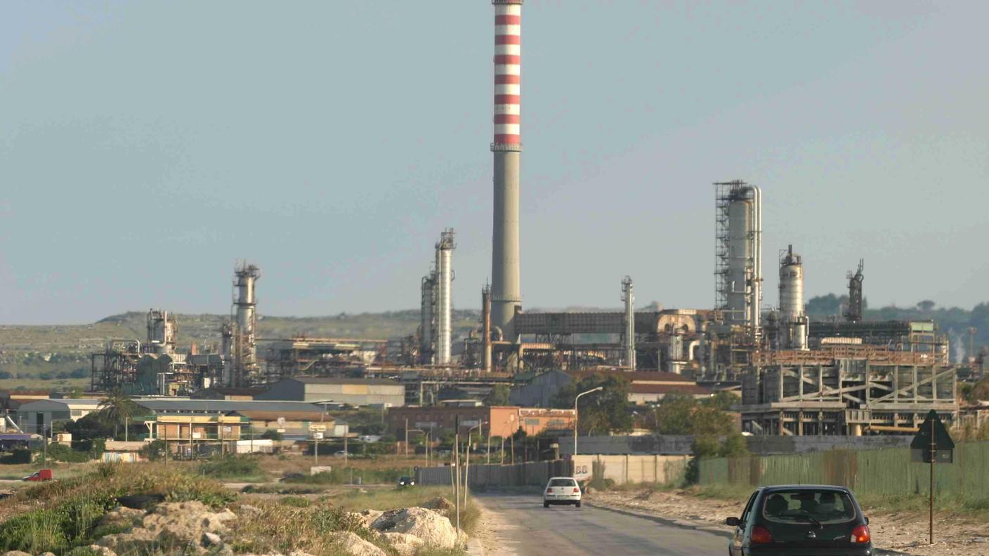 La raffineria Lukoil ha sede nella località di Priolo e copre da sola circa il 20% del fabbisogno in Italia