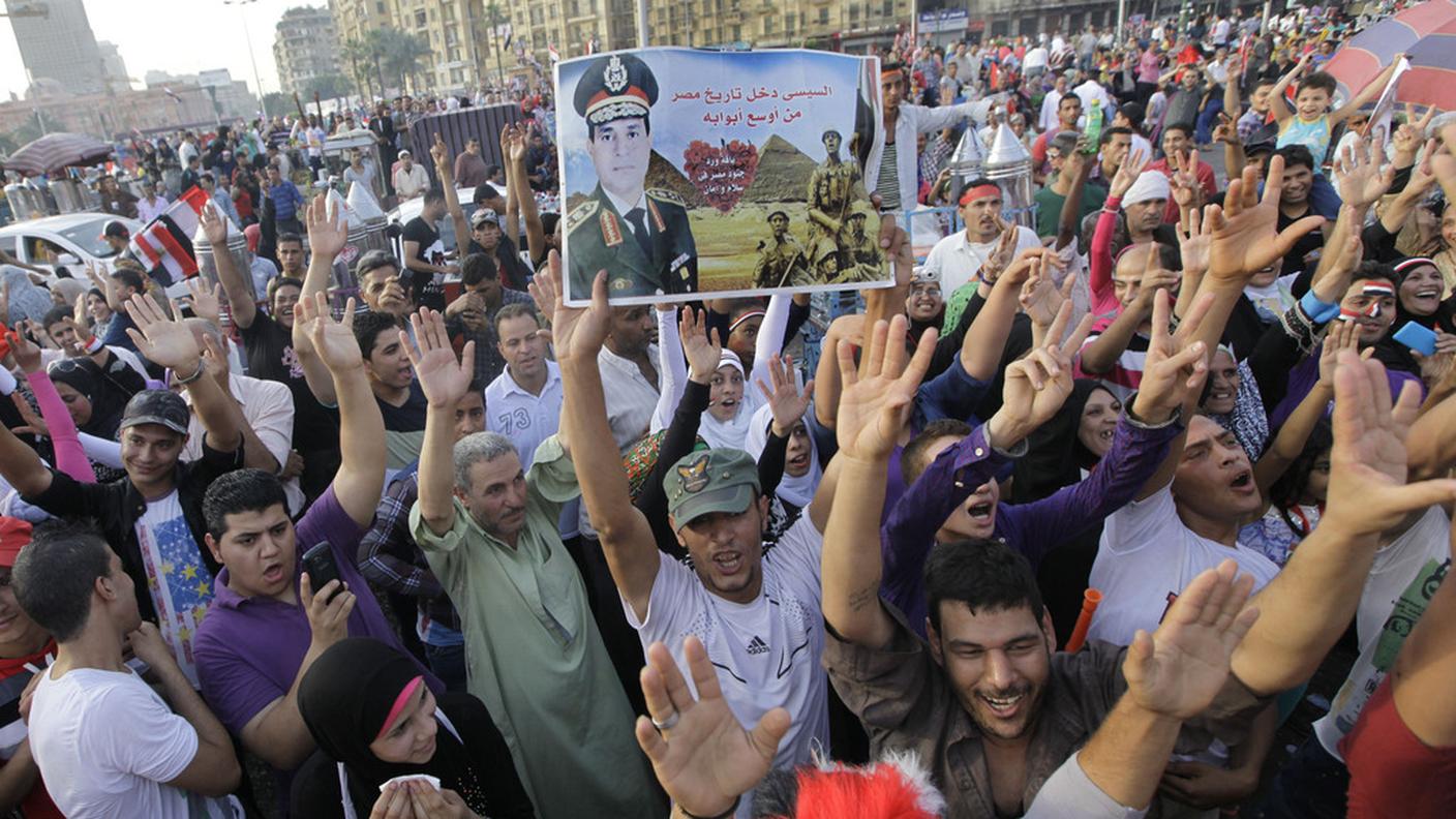 Sostenitori di Al Sisi in piazza Tahrir