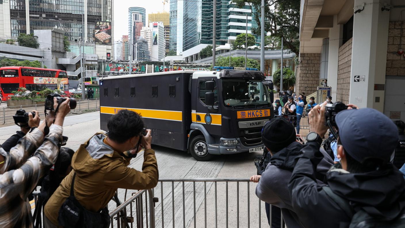 Il furgone col il detenuto Jimmy Lai arriva, lo scorso 1 dicembre, all'Alta Corte di Hong Kong
