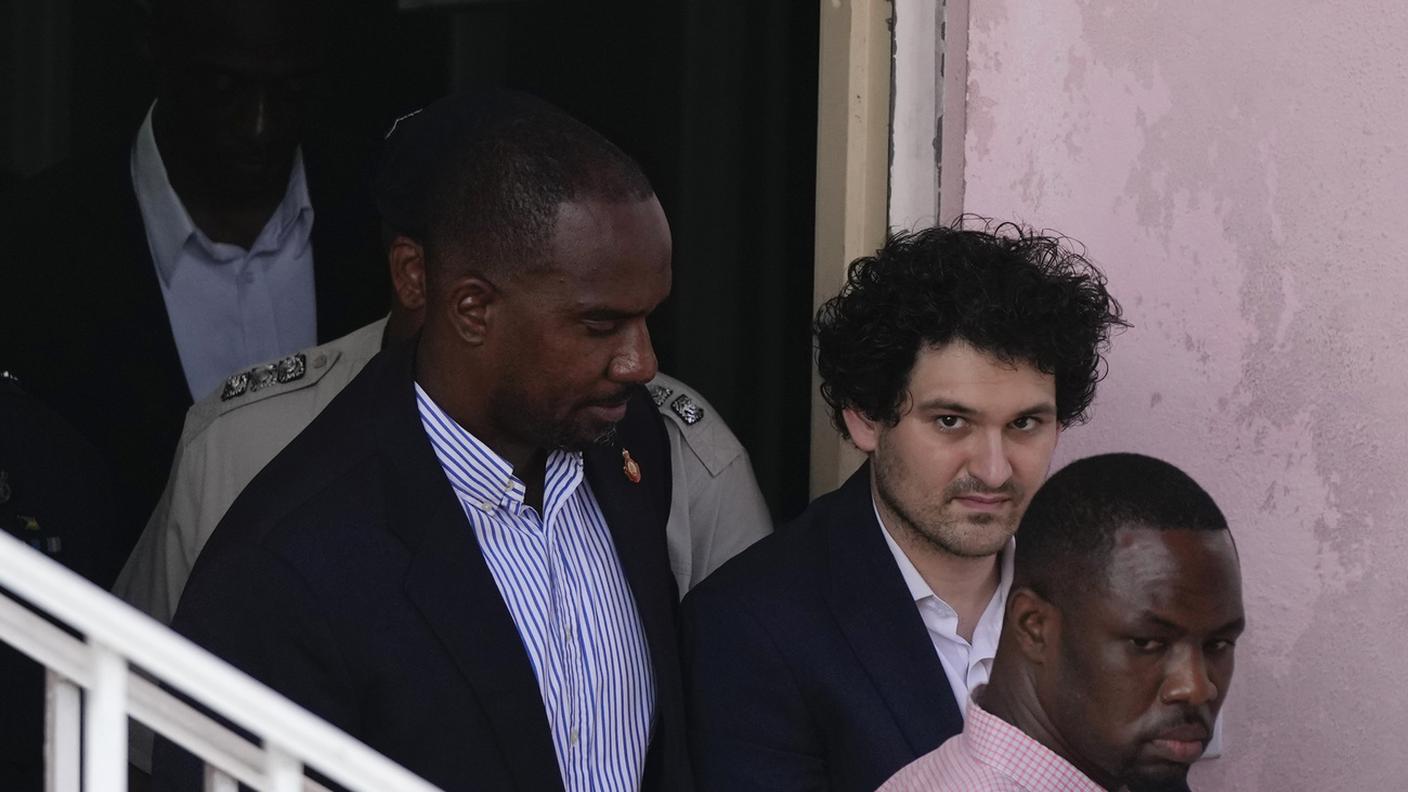 Sam Bankman-Fried scortato durante un trasferimento alle Bahamas per un'audizione ieri (lunedì)