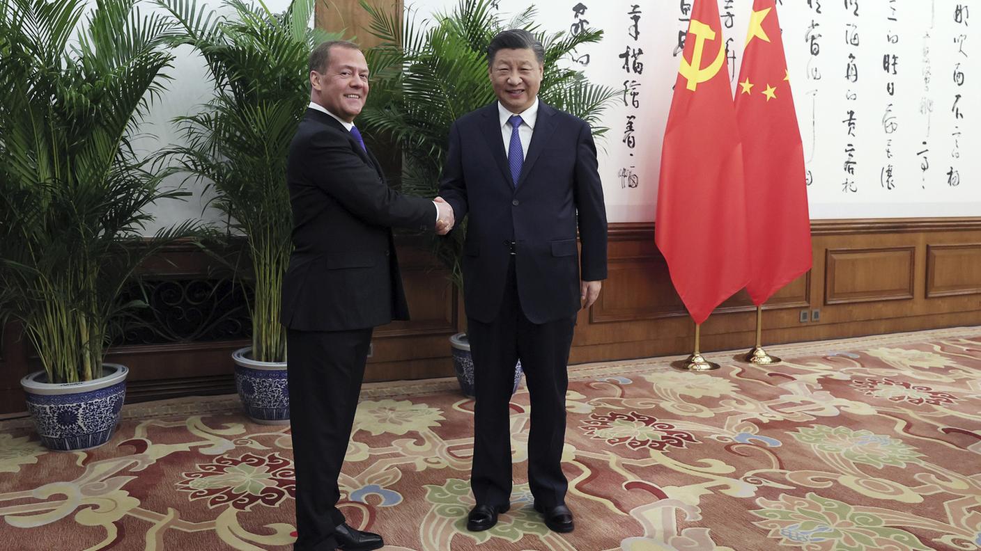 La stretta di mano tra il numero due del Consiglio di sicurezza russo e il presidente cinese Xi Jinping