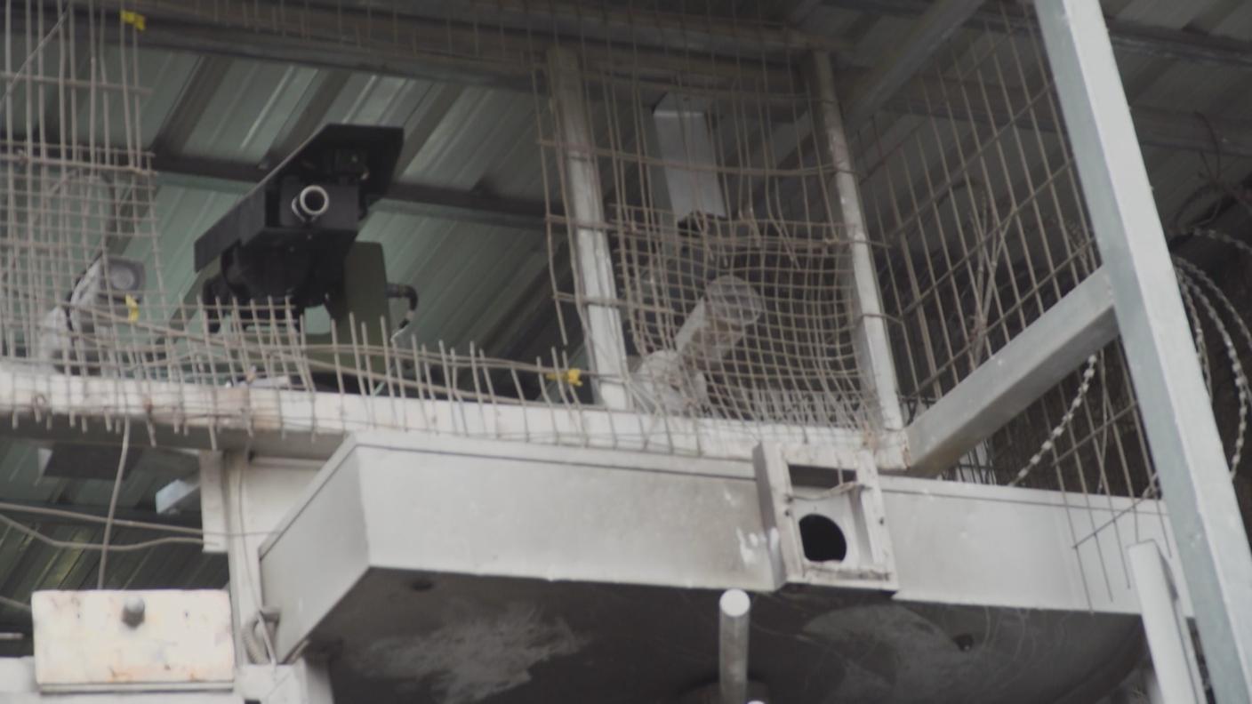Un fucile automatico installato in un checkpoint di Hebron