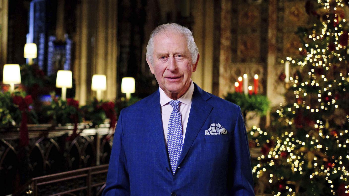 Vestito in abito blu, il monarca 74enne ha parlato dalla Cappella di San Giorgio del Castello di Windsor, ultima dimora di sua madre Elisabetta II