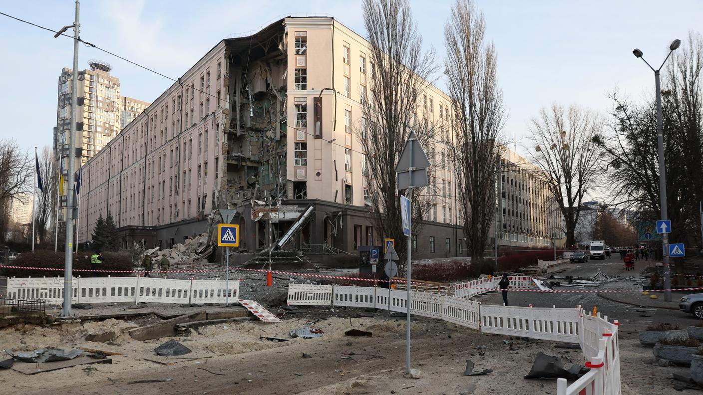 Un edificio di Kiev danneggiato negli scorsi giorni