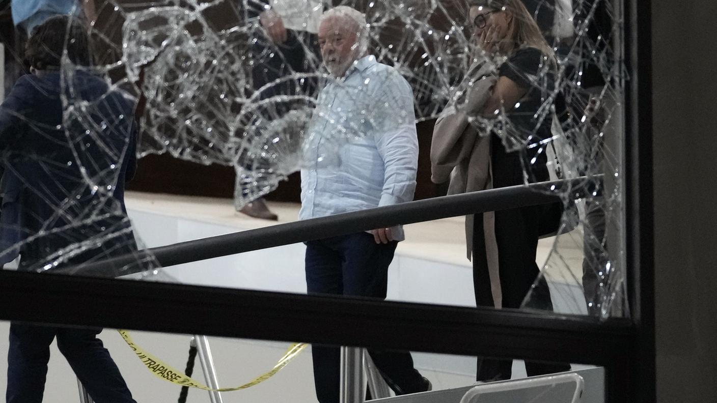 Il presidente brasiliano Lula verifica le conseguenze degli assalti di domenica a Brasilia