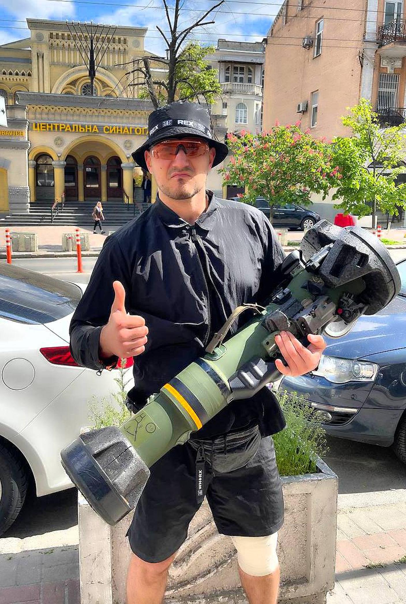 Denis Nikitin a Kiev, posa con un lanciamissili portatile anticarro
