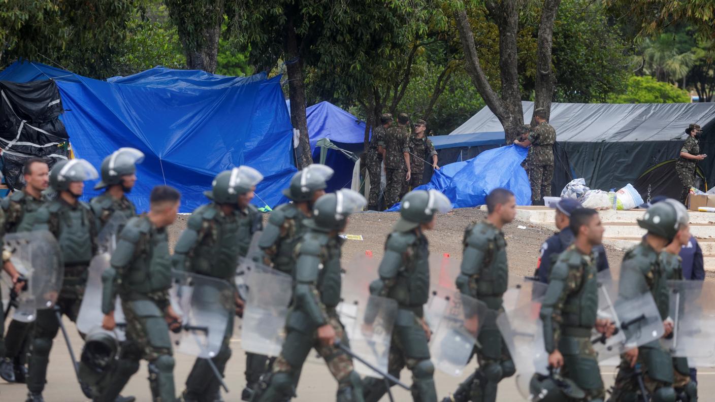Le forze dell'ordine intervengono nell'accampamento dei bolsonaristi a Brasilia