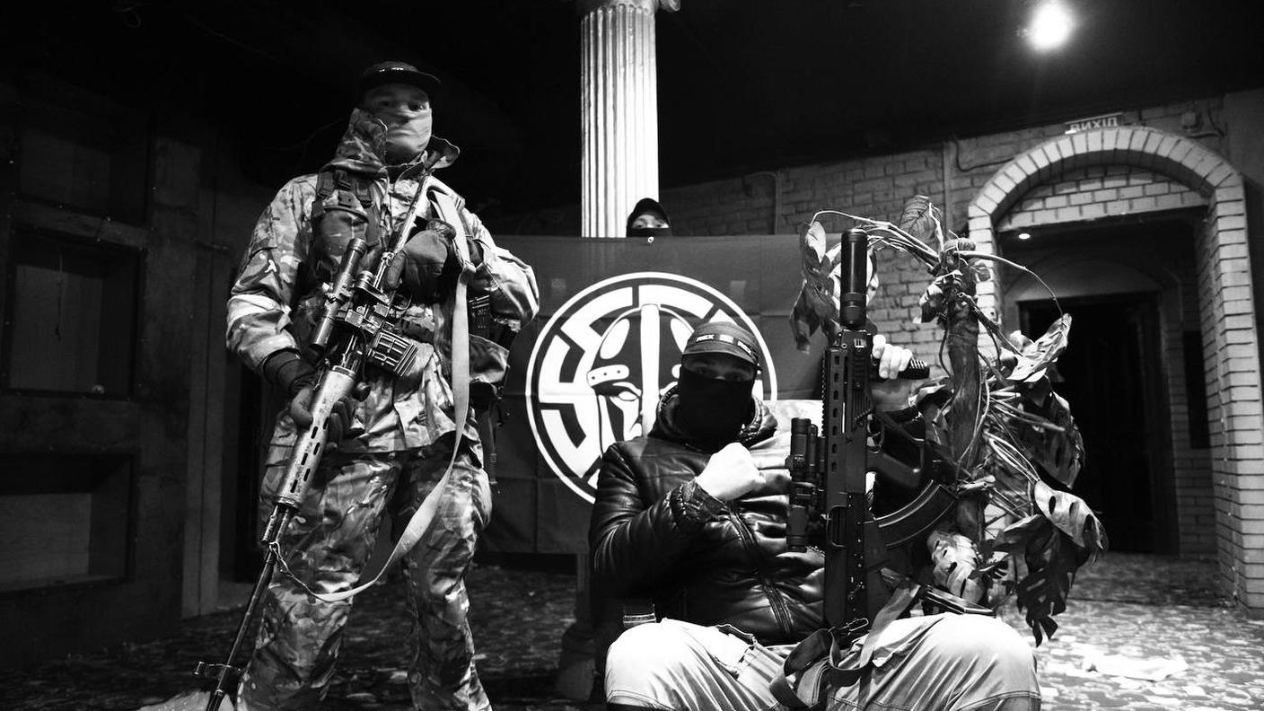 Denis Nikitin, al centro, e sullo sfondo una bandiera con il logo di White Rex