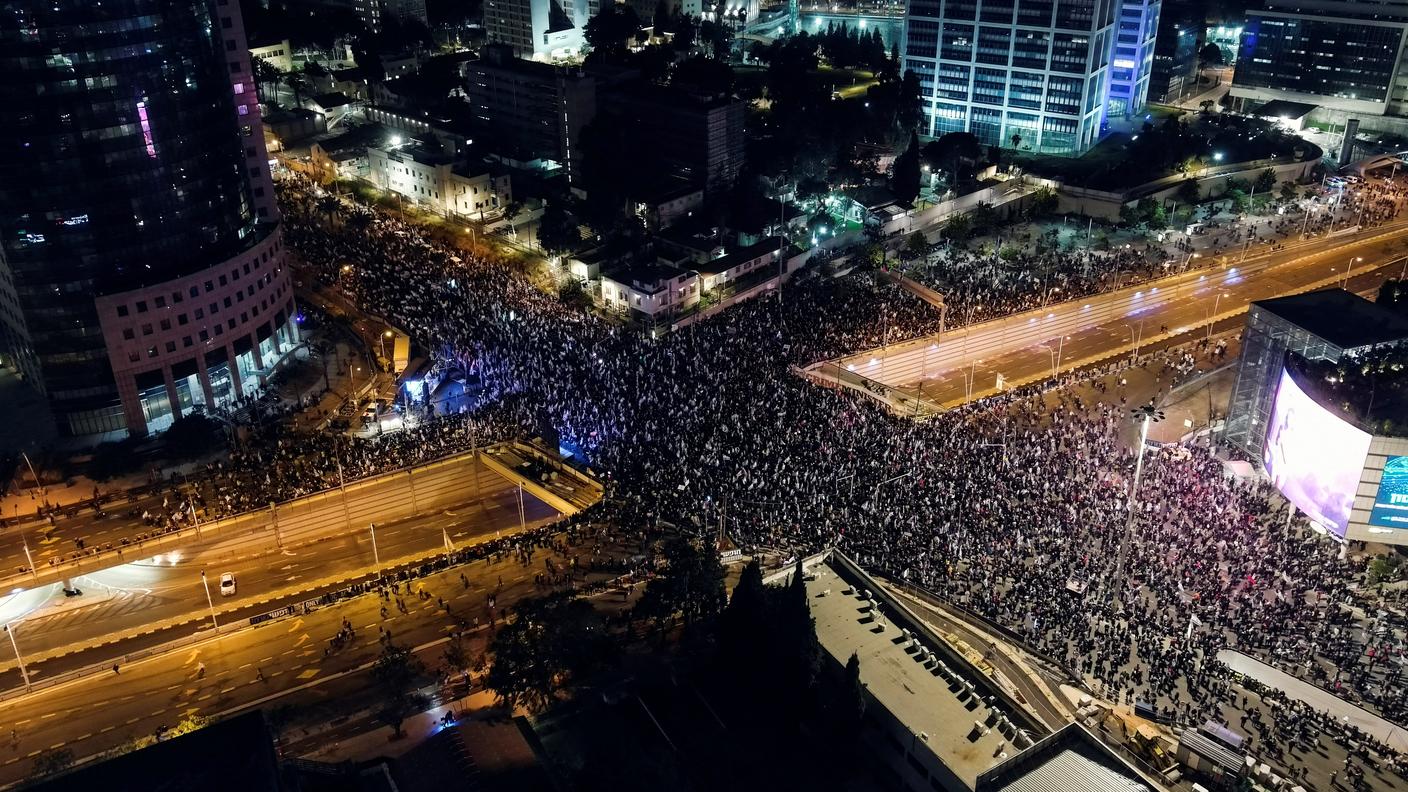 I manifestanti riuniti nelle strade di Tel Aviv