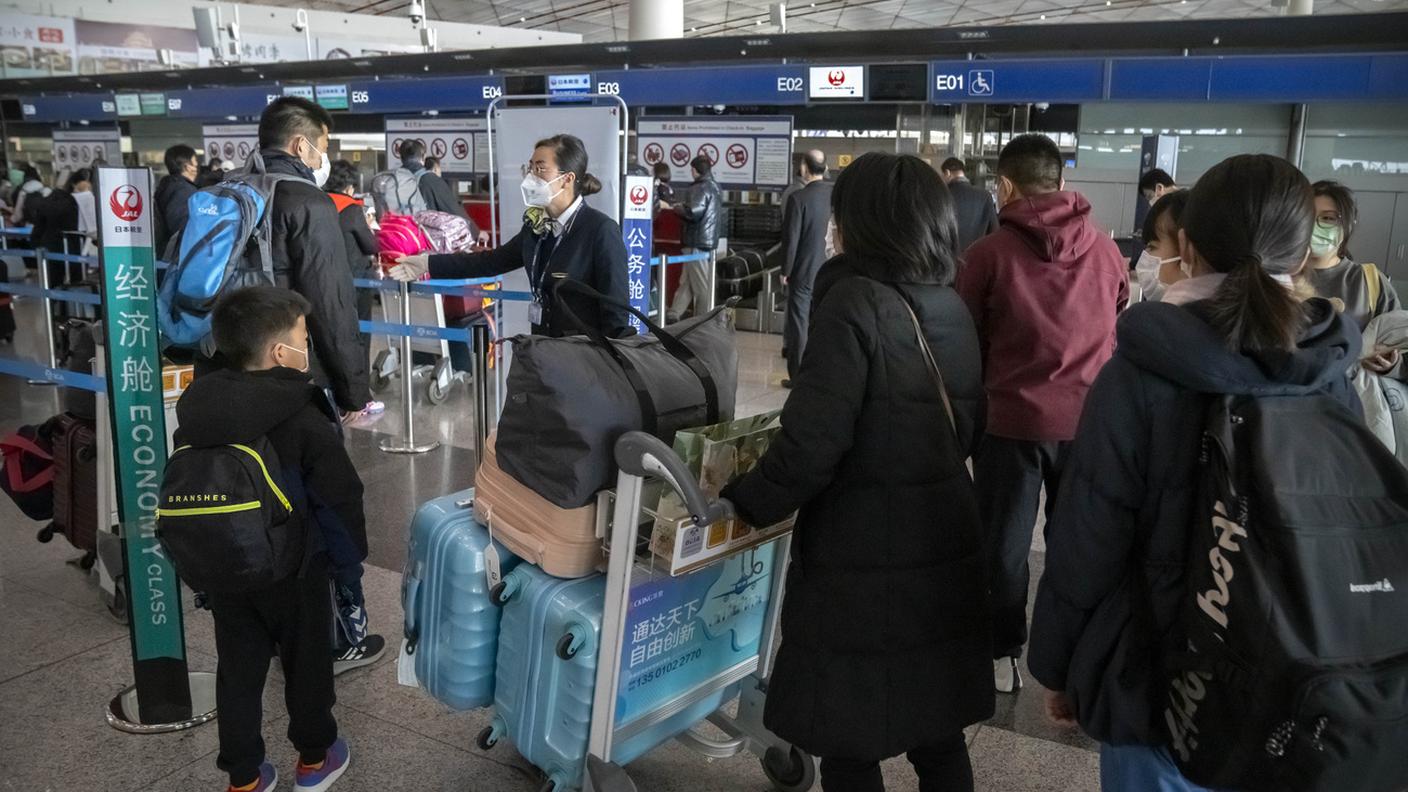 Viaggiatori internazionali all'aeroporto di Pechino