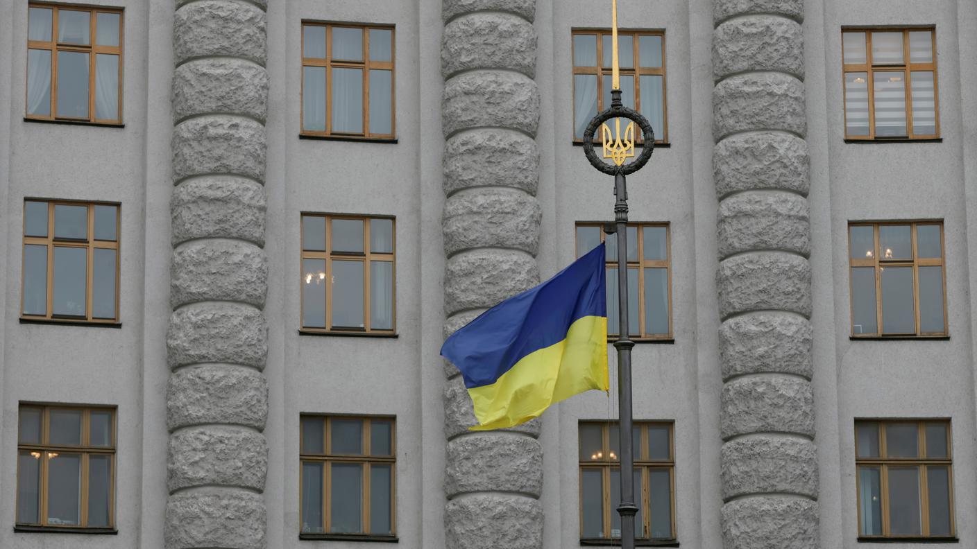 Una bandiera ucraina sventola davanti al palazzo governativo di Kiev