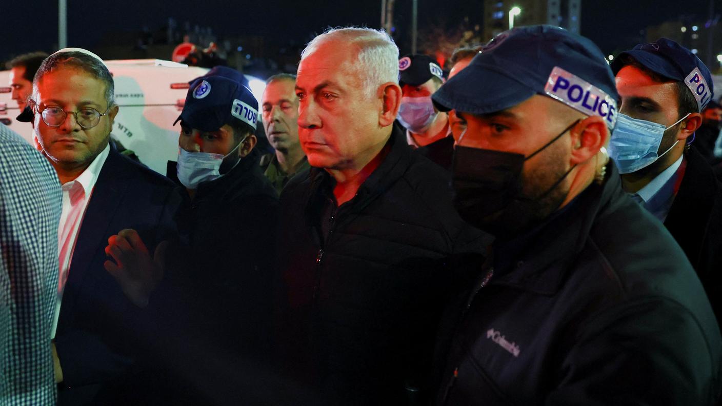 Il premier Netanyahu, qui ripreso sul luogo dell'attentato di ieri, ha promesso "misure immediate"