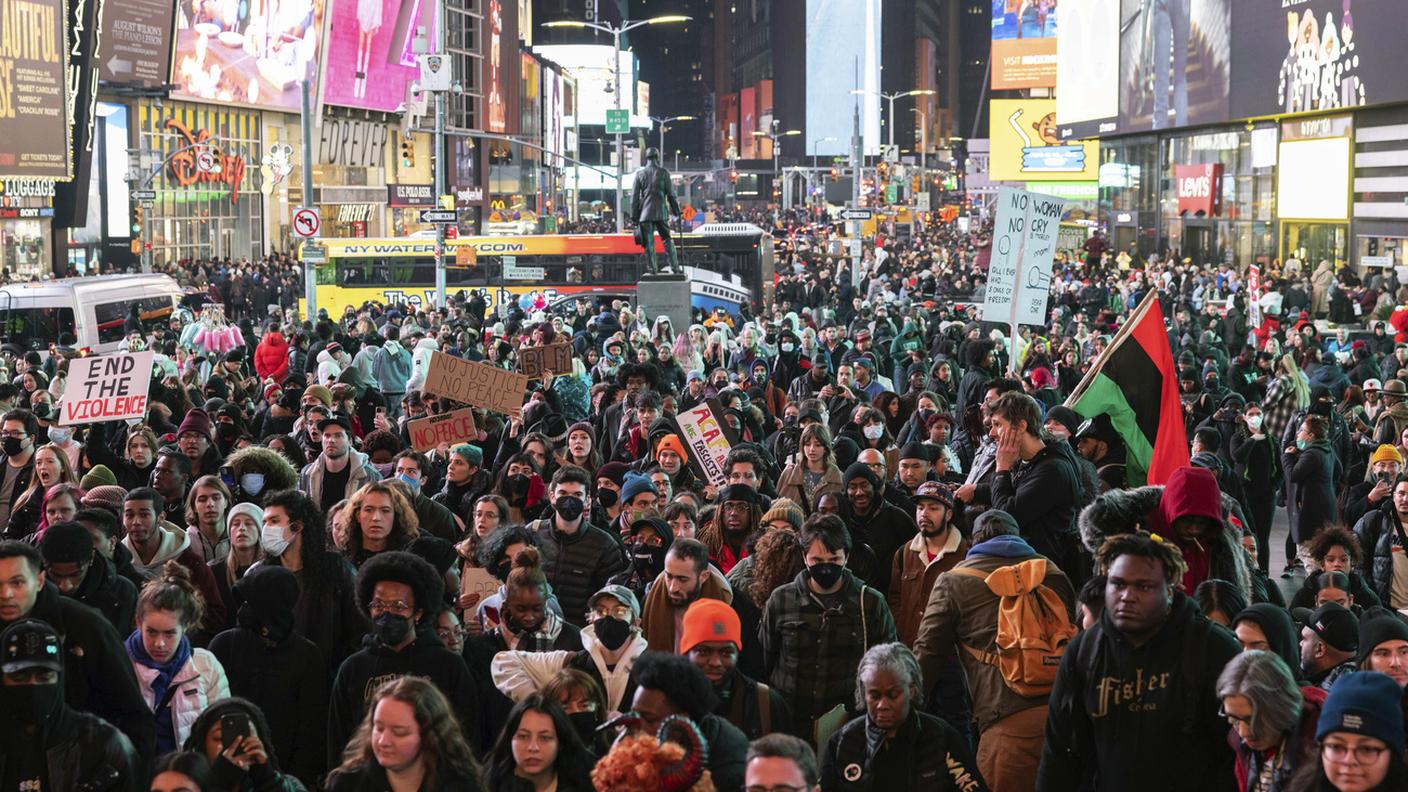 America in piazza contro le violenze della polizia
