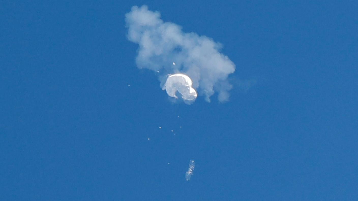 Il momento dell'abbattimento del pallone cinese da parte di un aereo americano sabato